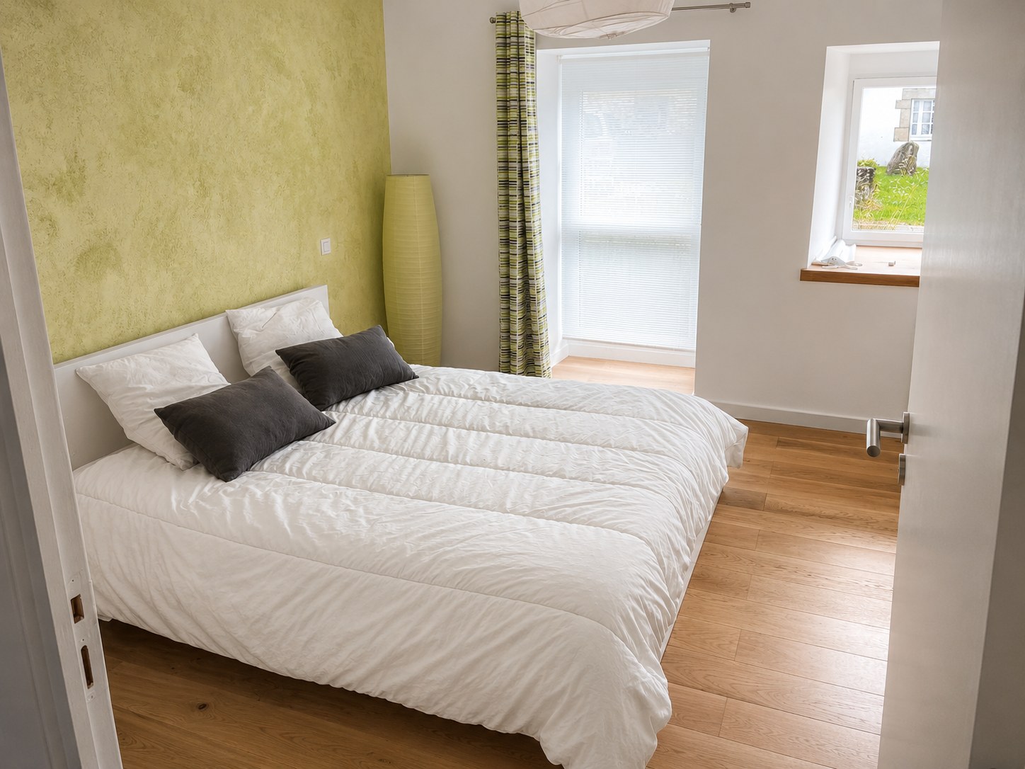 Chambre, parquet et lumière naturelle